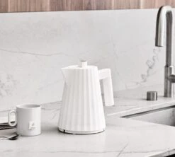 Bouilloire électrique 1L Plissé Noir MDL06/1 B - ALESSI -Smeg Soldes Boutique alessi bouilloire g2 3