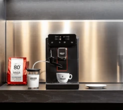 GAGGIA Magenta Milk -Smeg Soldes Boutique expresso broyeur magenta milk ambiance