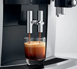 JURA S8 Moonlight Silver Smart Connect Inclus Garantie 3 Ans -Smeg Soldes Boutique expresso broyeur s8 moonlight silver extraction ambiance