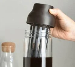 Carafe KINTO Capsule Marron Foncé 1L Pour Infusions à Froid 7 Carafe KINTO Capsule Marron Foncé 1L Pour Infusions à Froid -Smeg Soldes Boutique kinto capsule noire 3