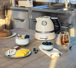 Bouilloire KitchenAid Crème 1,5L - 5KEK1522ECA + Offre Cadeau -Smeg Soldes Boutique kitchenaid creme 3 1