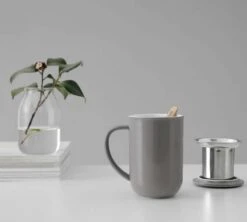 Mug Minima Wool Grey 50 Cl Avec Infuseur Inox - VIVA SCANDINAVIA 11 Mug Minima Wool Grey 50 Cl Avec Infuseur Inox - VIVA SCANDINAVIA -Smeg Soldes Boutique minima grey lifestyle2