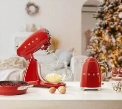Bouilloire SMEG KLF03RDEU Rouge - 1.7L + Offre Cadeau -Smeg Soldes Boutique photographie bouilloire smeg rouge