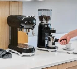 Moulin à Café SMEG Noir CGF01BLEU Années 50 -Smeg Soldes Boutique smeg broyeur noir 4