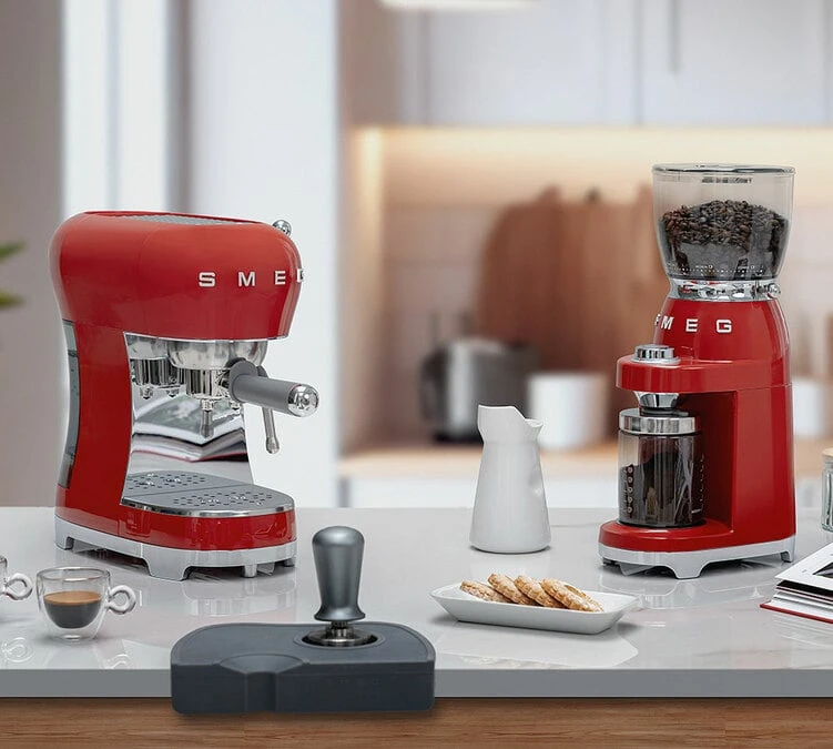 Set Petit-Déjeuner Machine Expresso ECF01RDEU Et Moulin à Café CGF01RDEU Rouge - SMEG 4 Set Petit-Déjeuner Machine Expresso ECF01RDEU Et Moulin à Café CGF01RDEU Rouge - SMEG – Image 2