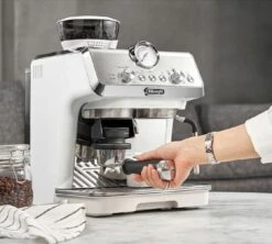 Machine Expresso DELONGHI EC9155.W La Specialista Arte Blanche + Kit Barista -Smeg Soldes Boutique specialista arte white 5