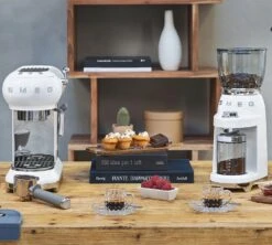 Set Petit-Déjeuner Machine Expresso ECF01WHEU Et Moulin à Café CGF01WHEU Blanc- SMEG 7 Set Petit-Déjeuner Machine Expresso ECF01WHEU Et Moulin à Café CGF01WHEU Blanc- SMEG -Smeg Soldes Boutique visu smeg blanc